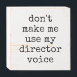 Citação de Humor Diretor do Teatro Funny<br><div class="desc">Este travesseiro decorativo divertido apresenta uma citação humorística divertida para diretores - Não me faça usar minha voz diretora - em uma simples tipografia de máquina de escrever em preto e branco. A palavra diretor pode ser personalizada. ideia de presente de excelente!</div>