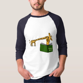 CJ- girafa que lê uma camisa de Bokk