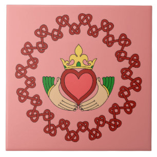 Claddagh e Knotwork vermelho no rosa