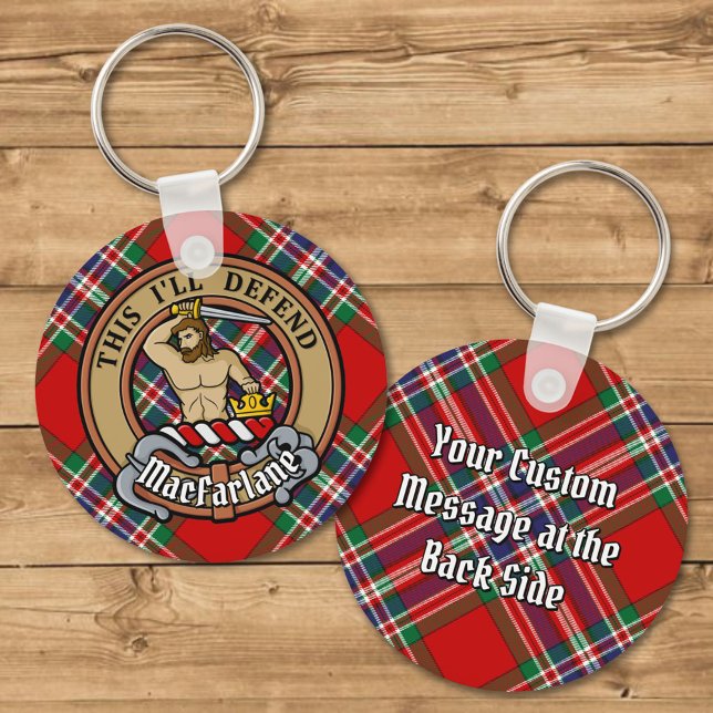 Clan MacFarlane Crest sobre Tartan Chaveiro (Criador carregado)
