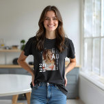 Classe de Tipografia Mínima Moderna do Formando Fo<br><div class="desc">Design de tipografia moderna e ousada que organiza de forma exclusiva a palavra "FORMANDO" e "2022" para criar esta classe na moda de tipografia de 2022 t-shirt. Personalize com o nome do formando, formando foto e o ano. Nota: as cores podem ser facilmente alteradas para se adequarem à sua preferência...</div>