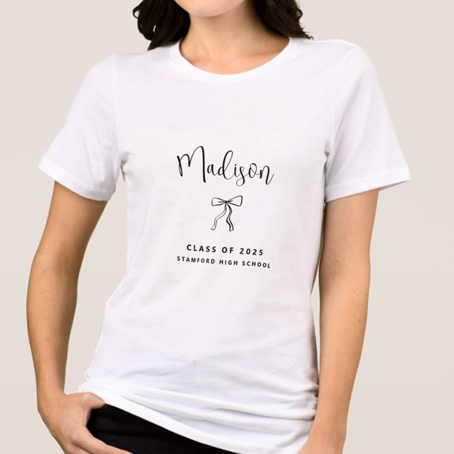 Classe Personalizada Simples de Graduação 2025 (Class of 2025 Graduation TShirt with Name, Personalized, Coquette Bow, Simple Modern, High School)