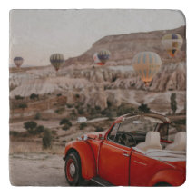 Clássico Vintage Red Car Observando Balões de Ar Q