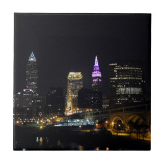 Cleveland, OH Night Skyline (Purple) Azulejo Cerâm