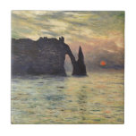 Cliff Etretat, Sunset de Claude Monet<br><div class="desc">O Cliff, Etretat, Sunset (1883), de Claude Monet, é uma pintura náutica impressionista de arte. O sol está baixo no céu sobre o oceano. Uma paisagem marítima com um terreno rochoso perto da costa em Etretat, França. Sobre o artista: Claude Monet (1840-1926) foi fundador do movimento de pintura impressionista francês,...</div>