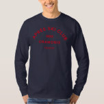 Clube Après Ski Camisa Masculina Winter Red Ski Re<br><div class="desc">Clube Après Ski, crista de resort de esqui vermelha de inverno, camiseta azul-marinho. Personalize com o ano da sua viagem de esqui, nome do resort de esqui e localização. Perfeito para uma viagem de esqui de grupo, como um presente para lembrar uma viagem passada ou para uma festa de despedida...</div>