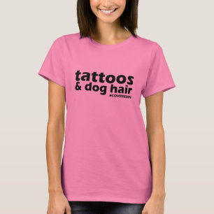 Coberto no cabelo de cão & na camisa dos tatuagen