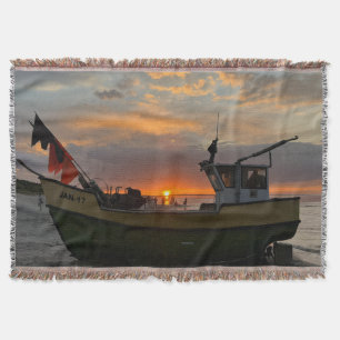 Cobertor belo pôr do sol sobre o mar e um barco de pesca