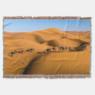 Cobertor camelos no deserto sob céu azul