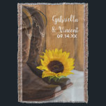 Cobertor Country Sunflower Western Wedée Keepsaoket<br><div class="desc">Personalize o encantador Campo de Sunflower Throw com os nomes da noiva e noiva e data da cerimônia de casamento para criar um dom único e duradouro para o casal que planejou uma fazenda rural ou núpcias do estilo rancho. Este cobertor casual de casamentos rústicos, porém clássico, apresenta uma fotografia...</div>