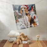 Cobertor De Bebe American English Foxhound Dog Winter Christmas Joy<br><div class="desc">seu design festivo captura o espírito alegre da época de férias, apresentando um adorável filhote vestindo um chapéu de Papai Noel. O gato está aninhado numa terra maravilhosa de inverno, completo com um boneco de neve, uma árvore de Natal decorada, e presentes lindamente envoltos. Os flocos de neve caem suavemente,...</div>