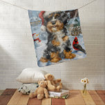 Cobertor De Bebe Bernedoodle Dog Winter Wonderland Christmas<br><div class="desc">Este design festivo captura o espírito alegre da época de férias, apresentando um adorável filhote vestindo um chapéu de Papai Noel. O cachorro está aninhado numa terra maravilhosa de inverno, completo com um boneco de neve, uma árvore de Natal decorada, e presentes lindamente envoltos. Os flocos de neve caem suavemente,...</div>