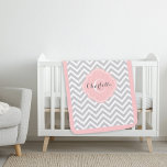 Cobertor De Bebe Cinza e Monograma de Chevron Rosa<br><div class="desc">Um cobertor de padrão de faixas de bebê com padrão de giz chevron zigzag, de pré-disquete, bonito, personalizado com o nome do bebê em um quadro de quatrefoil pré-disquete. Clique no botão Personalizar para alterar as fontes e as cores do monograma para criar um tipo de design. Um presente de...</div>