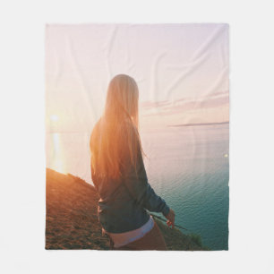 Cobertor De Velo A mulher fica perto do corpo de água durante ouro