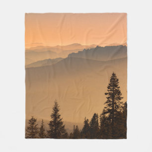 COBERTOR DE VELO ÁRVORES DE PINOS VERDES NA MONTANHA DURANTE O DIA