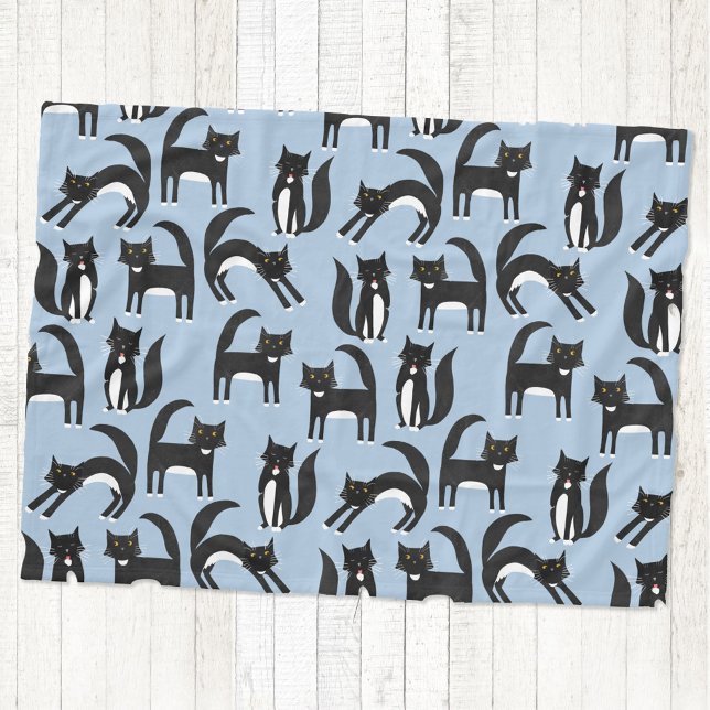 Cobertor De Velo Azul de Tuxedo Preto e Branco (Black and white tuxedo cat fleece blanket on a blue background)