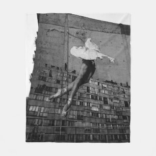 COBERTOR DE VELO BALLERINA NO MURAL DE VESTIDO BRANCO