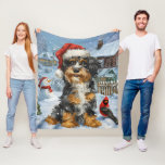 Cobertor De Velo Bernedoodle Dog Winter Wonderland Christmas<br><div class="desc">Este design festivo captura o espírito alegre da época de férias, apresentando um adorável filhote vestindo um chapéu de Papai Noel. O cachorro está aninhado numa terra maravilhosa de inverno, completo com um boneco de neve, uma árvore de Natal decorada, e presentes lindamente envoltos. Os flocos de neve caem suavemente,...</div>
