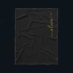 Cobertor De Velo Black Dourado Girly Monographic Name Modern<br><div class="desc">Nome do Monograma Negro e Dourado Fleece Blanket. Isto faz o doce e perfeito aniversário de 16 anos,  casamento,  chá de panela,  aniversário,  chá de fraldas ou festa de solteira presente para alguém que ama luxo de luxo e estilos quíticos.</div>