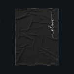 Cobertor De Velo Black Girly Monographic Name Modern<br><div class="desc">Nome do Monograma Negro Fleece Blanket Isto faz o doce e perfeito aniversário de 16 anos,  casamento,  chá de panela,  aniversário,  chá de fraldas ou festa de solteira presente para alguém que ama luxo de luxo e estilos quíticos.</div>