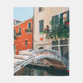 COBERTOR DE VELO BRIDGE CONCRETA BESIDE WHITE BUILING