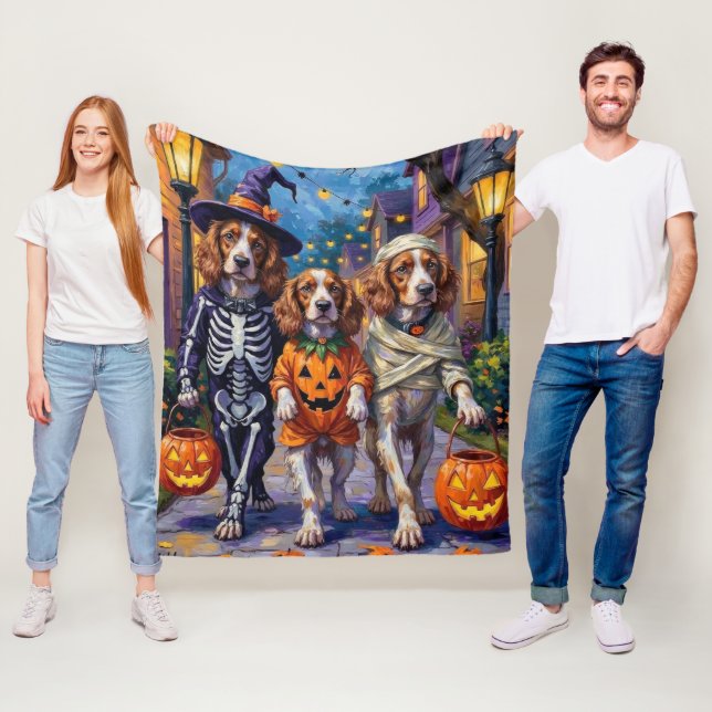 Cobertor De Velo Brittany Spaniel Trick-or-Tratating In Halloween (In Situ)