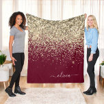 Cobertor De Velo Burgundy Dourado Brilho Monograma Glamour Feminino<br><div class="desc">Cobertor de Fleece com Nome e Inicial Monograma Dourado e Burgundy Falso Brilho Glitter. Isso torna o presente perfeito para aniversário de 16 anos,  casamento,  chá de noiva,  aniversário de casamento,  chá de bebê ou festa de despedida de solteira para alguém que ama luxo e estilos chiques.</div>