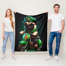 Cachorro Pug Dirigindo Bicicleta Dia de São Patríc