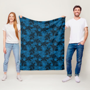 Cobertor De Velo Cinzas e padrão floral azul.