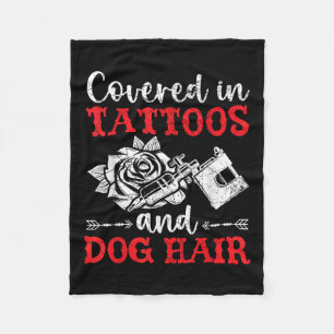 Cobertor De Velo Coberta Em Tatuagens E Tatuagem No Cabelo Do Cão P