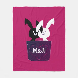 Cobertor De Velo Coelhinhos de Amor Monograma Magenta Preto e Branc
