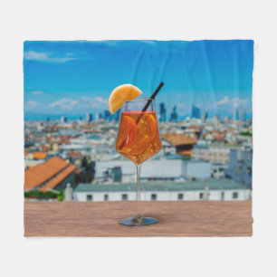 Cobertor De Velo Coquetel Spritz numa mesa com vista a Milão