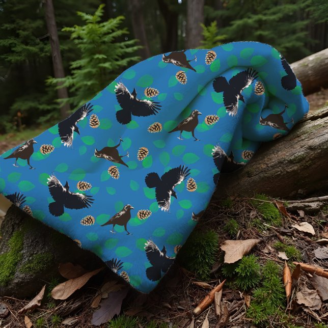 Cobertor De Velo Cozy Crows No Voo Florestal Azul Pinecone (Cozy raven fleece blanket: vibrant blue woodland throw with pinecones, leaves, and birds in flight.)