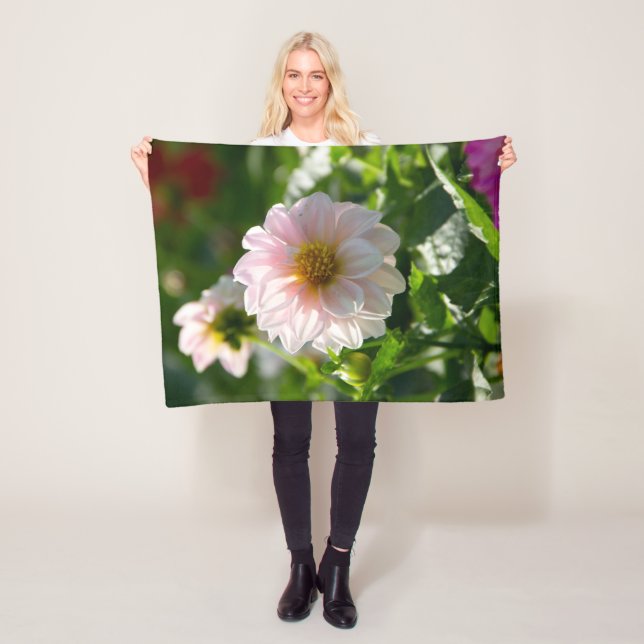 Cobertor De Velo Dália branca na foto do jardim (In Situ)