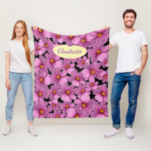 Design de Flor do Cosmos Roxo em um Fundo Preto