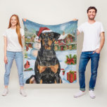 Cobertor De Velo Doberman Winter Wonderland Christmas Joy<br><div class="desc">Este design festivo captura o espírito alegre da época de férias, apresentando um adorável filhote vestindo um chapéu de Papai Noel. O cachorro está aninhado numa terra maravilhosa de inverno, completo com um boneco de neve, uma árvore de Natal decorada, e presentes lindamente envoltos. Os flocos de neve caem suavemente,...</div>