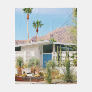 COBERTOR DE VELO EDIFÍCIO CONCRETO BRANCO E AZUL PERTO DE ÁRVORES