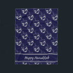 Cobertor De Velo FELIZ CINZA HANUKKAH Dreidel MARINHO<br><div class="desc">Na moda meia-noite marinho azul CUBE POUF para celebrar HANUKKAH. Tema de cor marinho e cinza prateada com toda a cinza prateada impressão DREIDEL. Há um texto personalizável de espaço reservado que diz HAPPY HANUKKAH para que você possa personalizar com sua própria saudação e/ou nome (de tamanho semelhante). A decoração...</div>
