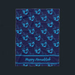 Cobertor De Velo FELIZ HANUKKAH Dreidel MARINHO CYAN<br><div class="desc">Na moda meia-noite marinho azul CUBE POUF para celebrar HANUKKAH. Marinho e tema azul ciano com impressão ciano DREIDEL. Há um texto personalizável de marcador de posição na frente que diz HAPPY HANUKKAH para que você possa personalizar com sua própria saudação e/ou nome (de comprimento semelhante). A decoração de casa...</div>