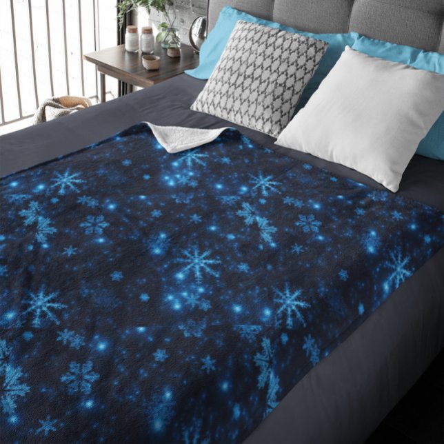 Cobertor De Velo Flocos De Neve Azul Profundo E Brilhantes Flocos D (Deep Blue & Bright Snowflakes Fleece Blanket,)