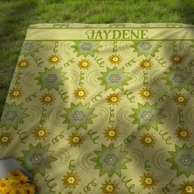 Cobertor De Velo Flores Geométricas Verde Claro (The shades of green and gold are nature inspired and have a timeless yet modern feel.)