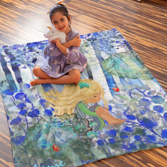Cobertor De Velo Floresta Azul com Menininha (Blue Forest with Little girl Fleece Blanket)