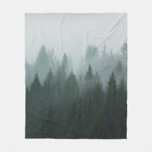 Cobertor De Velo Floresta na neblina matinal na montanha. Spruce