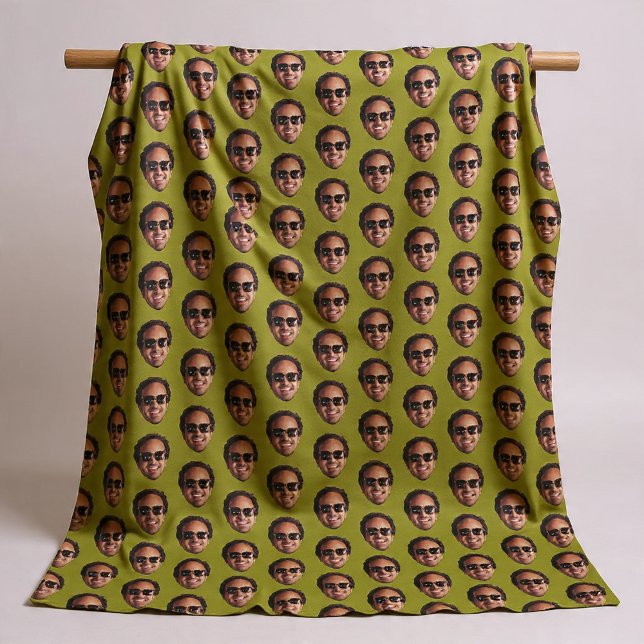 Cobertor De Velo Foto Divertida de Rosto Personalizada (Fun Personalized Face Photo Fleece Blanket by Ricaso. Add your own photograph, cut out face pattern.)