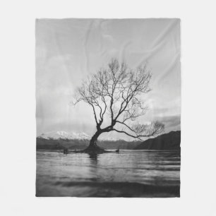 COBERTOR DE VELO FOTO GRAYSCALE DA ÁRVORE BARATA NO CORPO CALMO DE
