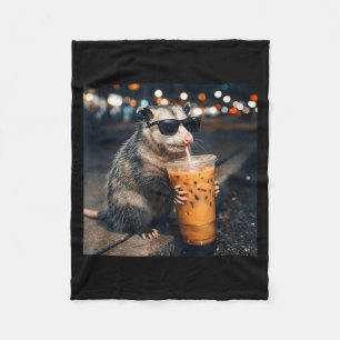 Cobertor De Velo Gambá engraçado bebendo meme de café gelado