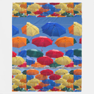 Cobertor De Velo Guardas-chuvas coloridas no céu vermelho-alaranjad