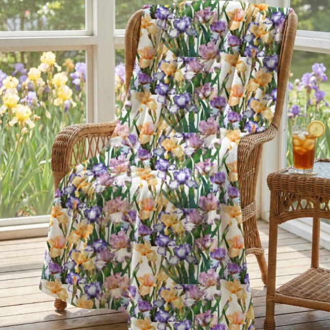Cobertor De Velo Íris Roxas e Amarelas / Flores Grandes (lovely purple and yellow irises features on springtime fleece blanket mockup )