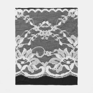 Cobertor De Velo Lace floral branco sobre fundo preto.