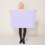 Cobertor De Velo Lavanda Roxo Nome Moderno do Monograma<br><div class="desc">Nome do Monograma Roxo da lavanda Fleece Blanket. Isto faz o doce e perfeito aniversário de 16 anos,  casamento,  chá de panela,  aniversário,  chá de fraldas ou festa de solteira presente para alguém que ama luxo de luxo e estilos quíticos.</div>